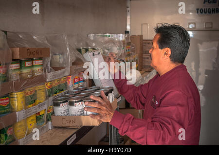 Das Food Distribution Program on Indian Reservations (FDPIR) des USDA arbeitet daran, die Ernährungssicherheit und Ernährung für indianische Gemeinschaften zu verbessern, indem es nahrhafte Lebensmittel in unterversorgte Gebiete verteilt, die gesundheitlichen Ergebnisse verbessert und Nachhaltigkeit fördert. Stockfoto