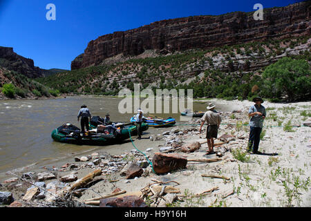 Dieses Bild zeigt das Dinosaur National Monument, ein geschütztes Gebiet in Colorado und Utah. Das Denkmal ist bekannt für seine paläontologische Bedeutung, mit reichen fossilen Betten und geologischen Formationen. Das Dinosaur National Monument bietet Besuchern informative Möglichkeiten, mehr über das prähistorische Leben und die geologische Geschichte der Erde zu erfahren. Stockfoto