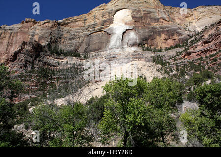 Bild vom Dinosaur National Monument mit einzigartigen geologischen Formationen und fossilen Landschaften, die Millionen von Jahren Naturgeschichte repräsentieren. Stockfoto