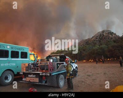 Das USDA spielt eine Schlüsselrolle bei der Bereitstellung von Katastrophenhilfe für von Waldbränden betroffene Gebiete. Dieses Bild zeigt die Bemühungen um Wiederaufbau nach Bränden, bei denen das USDA mit anderen Behörden zusammengearbeitet hat, um betroffene Gemeinden zu unterstützen und beschädigtes Land wiederherzustellen. Stockfoto