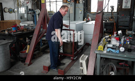 Die Grain Railroad-Skala misst Getreideladungen, die über die Schiene transportiert werden, und spielt eine entscheidende Rolle bei der Überwachung landwirtschaftlicher Rohstoffe. Dieser Prozess gewährleistet eine effiziente Logistik und eine präzise Getreideverarbeitung und unterstützt die US-Agrarpolitik und Handelspolitik. Stockfoto