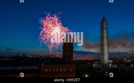Das Bild zeigt die Gerüste rund um das Yates Building, Teil des USDA, während der Feierlichkeiten am 4. Juli in der Nähe des Washington Monuments. Sie unterstreicht die Rolle der Agentur im öffentlichen Dienst mit einem Feuerwerk, das den Nachthimmel beleuchtet. Stockfoto