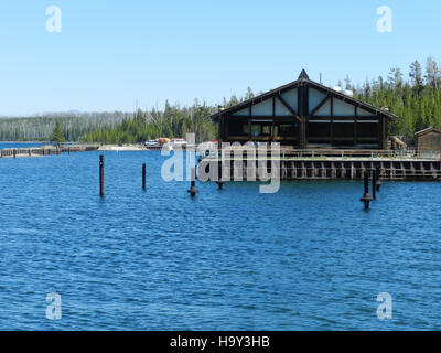 Grant Village im Yellowstone-Nationalpark bietet das berühmte Lake House Restaurant mit malerischem Blick auf die umliegende natürliche Landschaft. Das Bild fängt die Schönheit des Gebiets aus der Ferne ein und unterstreicht seine Verbindung zur Natur und die Bedeutung des Parks als wissenschaftliches und ökologisches Wahrzeichen. Stockfoto