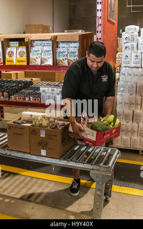 Das Food Distribution Program on Indian Reservations (FDPIR) des USDA hilft, Haushalten mit niedrigem Einkommen in indianischen Gemeinden in den USA nahrhafte Lebensmittel bereitzustellen und so die Ernährungssicherheit und Gesundheit zu unterstützen. Stockfoto