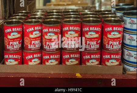 Das Food Distribution Program on Indian Reservations (FDPIR) des USDA unterstützt indigene Gemeinschaften durch die Bereitstellung nahrhafter Lebensmittel über lokale Lagerhäuser und trägt so zur Verbesserung der Ernährungssicherheit und der Ernährung in unterversorgten Gebieten bei. Stockfoto