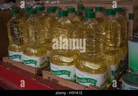 Die Marketinginitiative des USDA für das Food Distribution Program on Indian Reservation (FDPIR) konzentriert sich auf die Förderung gesunder Lebensmittelentscheidungen und die Unterstützung lokaler Lebensmittelsysteme in indianischen Gemeinden, um eine bessere Ernährung und den Zugang zu lebenswichtigen Lebensmitteln zu gewährleisten. Stockfoto