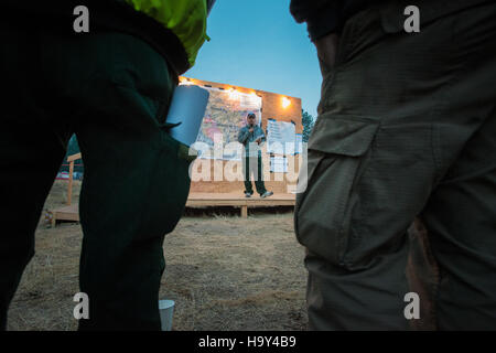 Der Big Windy Complex Wildlands Fire in Oregon, der vom USDA Forest Service verwaltet wird, dient als Beispiel für die Zusammenarbeit zwischen Behörden bei der Reaktion auf Waldbrände und der Landverwaltung. Die Auswirkungen des Feuers auf das Ökosystem und die Bedeutung von Wiederaufbaumaßnahmen werden ebenfalls hervorgehoben. Stockfoto