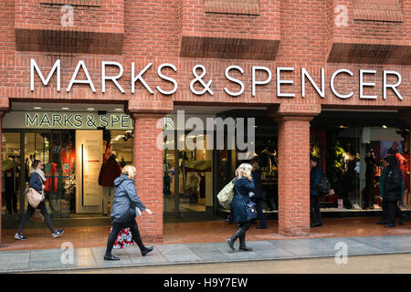 Exeter, England, UK - 22. November 2016: unbekannte Menschen gehen durch Marks & Spencer Shop an der High Street. Stockfoto