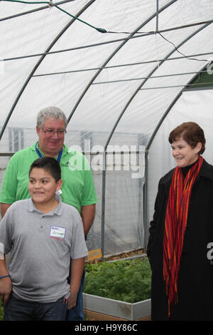 In Peekskill nehmen Kinder an Gartenaktivitäten in den Harden School Gardens Teil und lernen mehr über nachhaltige Landwirtschaft und Umweltwissenschaften. Das Programm fördert die Aufklärung über gesunde Lebensmittelpraktiken, lokale Landwirtschaft und die Beteiligung der Gemeinschaft. Stockfoto