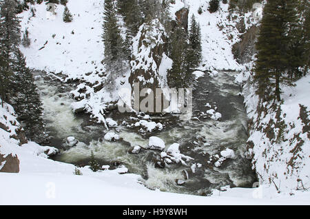 Der Firehole River fließt durch den Firehole Canyon im Yellowstone National Park und bietet eine malerische Aussicht auf die natürlichen geothermischen Merkmale, Lebensräume und Ökosysteme im Park. Stockfoto