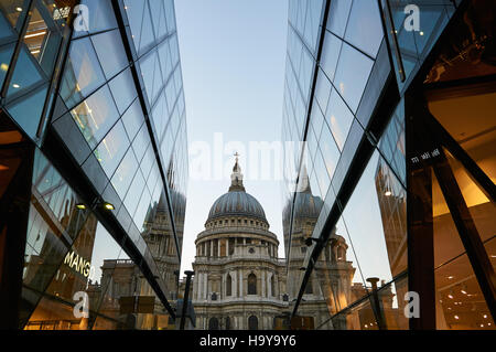 St Pauls Cathedral gesehen von One New Change-Shopping-Mall, London UK Stockfoto