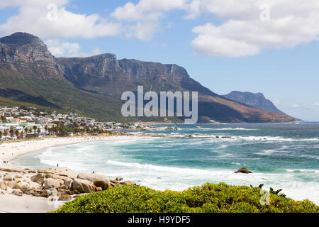 Camps Bay Beach und die zwölf Apostel Berge, Cape Town, Südafrika Stockfoto