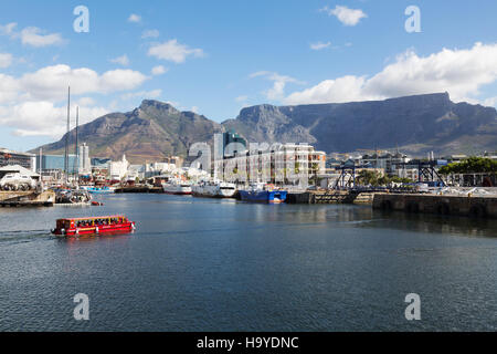 Ein Touristenboot in der Waterfront mit dem Cape Grace Hotel und dem Tafelberg im Hintergrund, Cape Town, Südafrika Stockfoto