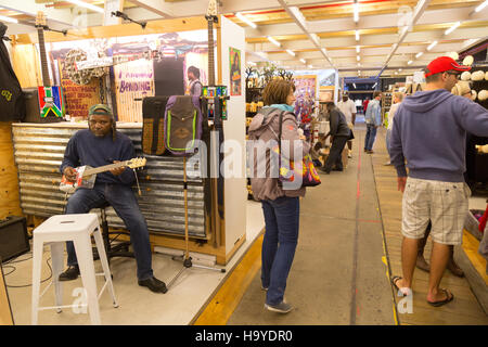 Käufer und Verkäufer in der Waterfront-Handwerk-Markt, der Waterfront, Cape Town South Africa Stockfoto