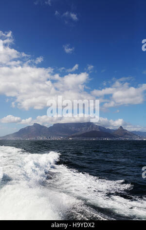 Tafelberg und Kapstadt, Südafrika, gesehen vom Boot zu Robben Island, Cape Town, Südafrika Stockfoto
