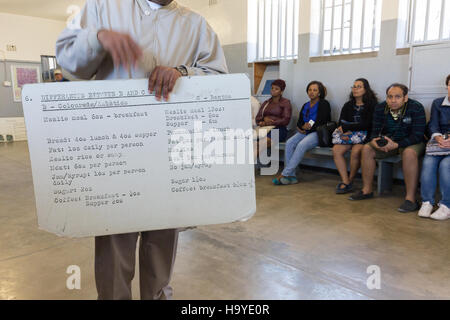 Robben Island Gefängnis Besucher sehen den Unterschied in Tagesrationen von asiatischen und schwarzen Pisoners. Robben Island, Südafrika Stockfoto