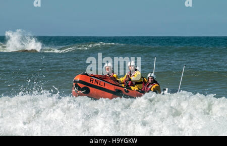 Sonntagmorgen-Praxis für die Borth Rettungsboot crew Stockfoto