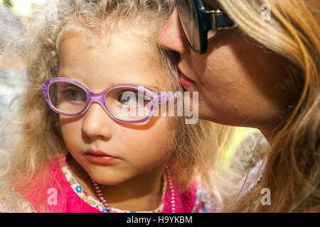 Mutter Tochter Frau Kind Brille Gesicht Mutter-Kind Augen, Augen Augen Augen defekt Kind Gesicht Mädchen Mutter weiblich Junge Kind Stockfoto