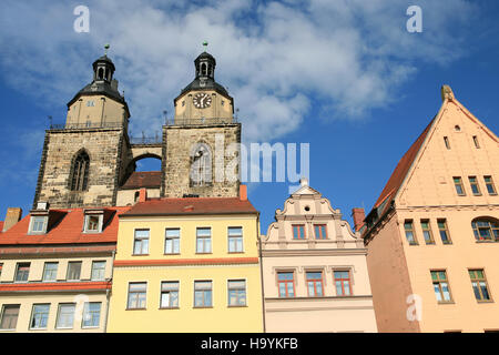 St.Mary Kirche und Häuser rund um den Marktplatz in Lutherstadt Wittenberg Deutschland Stockfoto