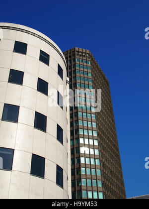 Ein Kingsway und Capital Tower Bürogebäude nebeneinander nach oben an der Ecke der Kingsway und Greyfriars Road, Cardiff, Wales, Vereinigtes Königreich Stockfoto