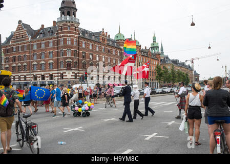 Kopenhagen-Pride-Parade in Kopenhagen 2015 mit Menschen auf der Straße am Christopher Street day Stockfoto