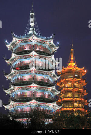 China, Guangxi, Guilin, Sonne & Mond, Twin Pagoden, Stockfoto