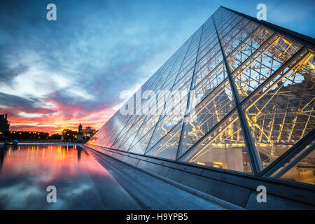Sonnenuntergang über die Glaspyramide des Louvre, Paris Stockfoto