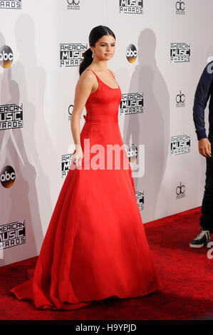 Sängerin Selena Gomez kommt bei den 2016 American Music Awards am Microsoft-Theater im 20. November 2016 in Los Angeles, Kalifornien. Stockfoto