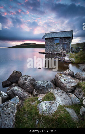 Sommer Sonnenuntergang über dem alten Bootshaus am Devoke Wasser, Lake District. Stockfoto
