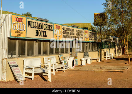 Das William Creek Hotel in der kleinsten Stadt Australiens, William Creek im Outback South Australia. Stockfoto