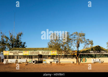 Das William Creek Hotel in der kleinsten Stadt Australiens, William Creek im Outback South Australia. Stockfoto