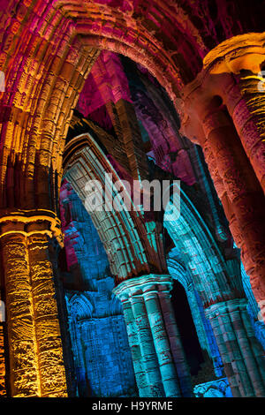 Whitby Abtei Illuminatedas Teil der Woche von Beleuchtung und Halloween-Events und Whitby Gothic Weekend. Stockfoto