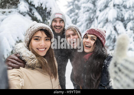 Freunde nehmen Selfie Lächeln Schnee Wald junge Menschen Fotogruppe im freien Stockfoto