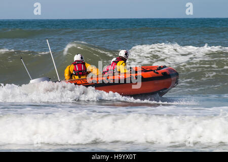 Sonntagmorgen-Praxis für die Borth RNLI Freiwilligen Rettungsboot crew Stockfoto