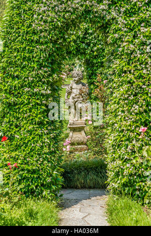 Alte Skulptur im Park der Villa Pallavicino in Stresa am Lago Maggiore, Piemont, Italien Stockfoto