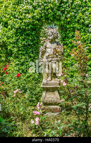 Alte Skulptur im Park der Villa Pallavicino in Stresa am Lago Maggiore, Piemont, Italien Stockfoto