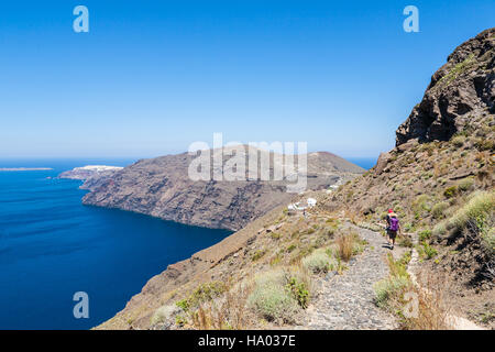 Wandern entlang des Randes der Vulkan von Fira nach Oia auf der griechischen Insel Santorini an einem warmen sonnigen Tag paar Stockfoto