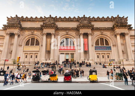Manhattan, New York City, NY - tagsüber Vorderansicht des Metropolitan Museum of Art mit Touristen Stockfoto