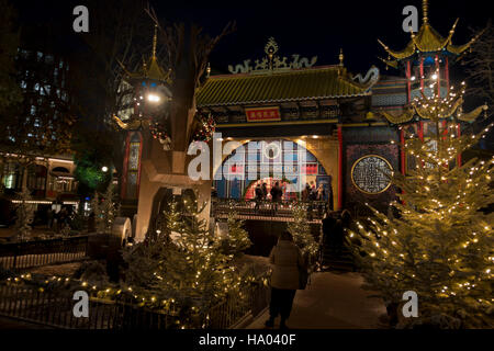 Santas Grotte in den Tivoli-Gärten in der Weihnachtsmarkt-Saison. Normalerweise die Pantomime-Theater. Stockfoto