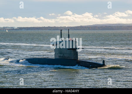 Die niederländische Marine (Koninklijke Marine) u-Boot, HNLMS Bruinvis (S810) in Portsmouth, Großbritannien am 18. November 2016 ankommen. Stockfoto