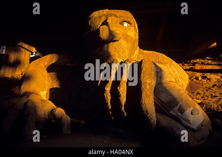 Riesige Fremont Troll hält einen Volkswagen Bug in seiner Hand, Sonnenaufgang, Fremont District, Seattle, Washington Stockfoto