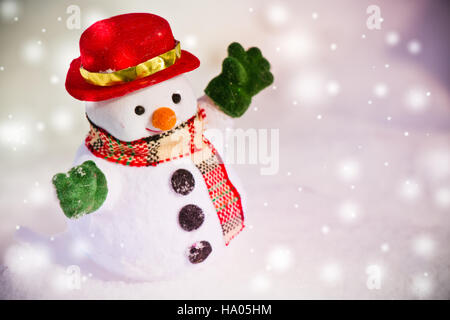 Schneemann stehen unter Schneehaufen. Morgensonne wärmt im Winter. Willkommen Weihnachten. Stockfoto