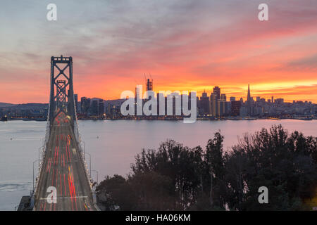 Luftbild von San Francisco-Oakland Bay Bridge und San Francisco Skyline, Kalifornien, USA Stockfoto