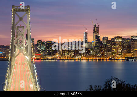 Luftbild von San Francisco-Oakland Bay Bridge und San Francisco Skyline, Kalifornien, USA Stockfoto