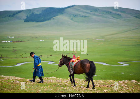 Mongolei, Provinz Arkhangai, Jurte Nomadencamp in der Steppe, mongolische horserider Stockfoto