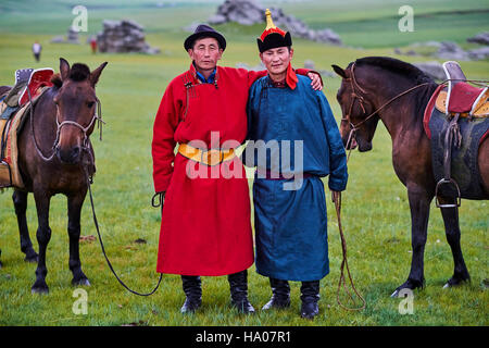 Mongolei, Provinz Arkhangai, mongolische Horserider in der steppe Stockfoto