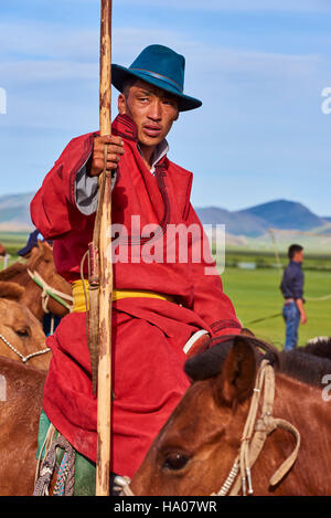 Mongolei, Bayankhongor Provinz, Naadam, traditionelle Festivals, Porträt eines jungen Mannes in Deel, Tracht Stockfoto