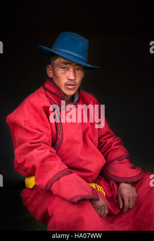 Mongolei, Bayankhongor Provinz, Naadam, traditionelle Festivals, Porträt eines jungen Mannes in Deel, Tracht Stockfoto