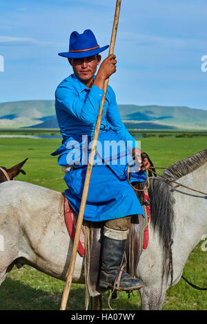 Mongolei, Bayankhongor Provinz, Naadam, traditionelle Festivals, Porträt eines jungen Mannes in Deel, Tracht Stockfoto