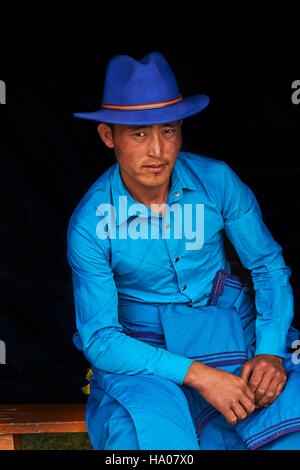 Mongolei, Bayankhongor Provinz, Naadam, traditionelle Festivals, Porträt eines jungen Mannes in Deel, Tracht Stockfoto